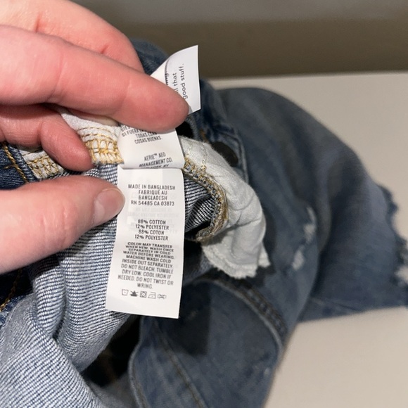 Arie High Rise Denim Shorts Light Wash Distressed Size Large NWT $45 MSRP - Picture 6 of 6